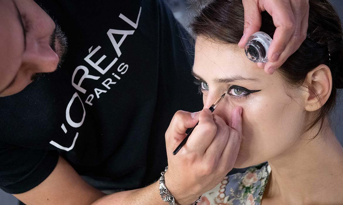 El Gel Intenza es un tipo de eyeliner con textura cremosa que se aplica con pincel para un trazo más preciso.